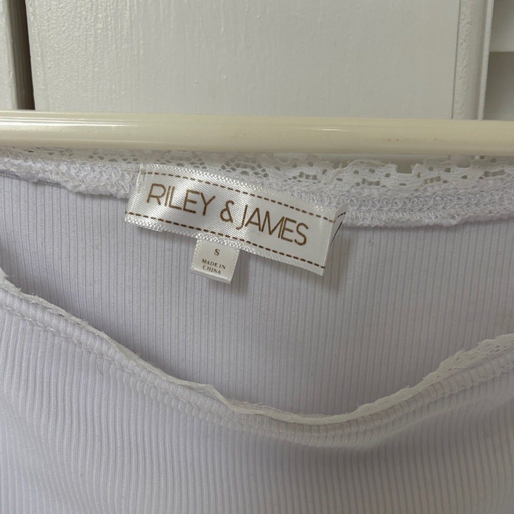 Chic White Lace Accent Women's Tee - Picture 2 of 3